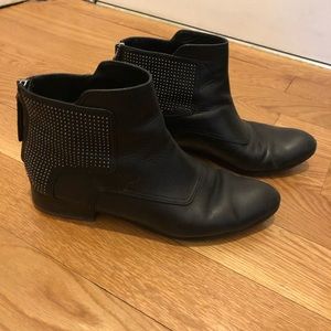 Por la Victoire black studded Keon bootie